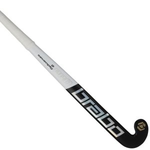 Der Brabo IT Sevenply Pro Low Bow wurde für das schnelle Hallenspiel entwickelt, bei dem Kontrolle, Wendigkeit und Timing den Unterschied ausmachen.
