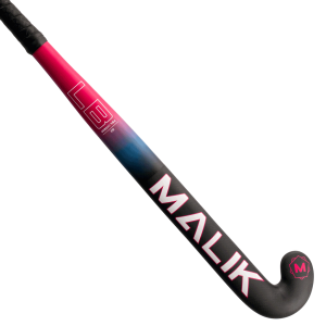 MALIK LB 2 Outdoor FW25

Der neue MALIK LB 2 FW25 kommt mit einem Anteil von 75% Carbon raus. Dieses macht ihn leicht und bringt eine hohe Beschleunigung im Schlagen/Schrubben. Es wird etwas weniger Carbon verabeitet als beim MALIK LB 1. Der ausgewogene