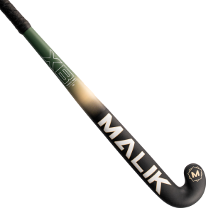 MALIK XB 1 Outdoor FW25

Der neue MALIK XB 1 FW25 kommt mit einem Anteil von 90% Carbon raus. Dieses macht ihn leicht und bringt eine hohe Beschleunigung im Schlagen/Schrubben. Der tiefe Vorspann unterstützt dich beim Zocken und beim Schlenzen. Der schm