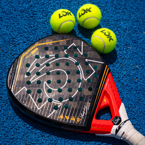 image of padel racket LOK MAXX Hype with three balls on a blue court.