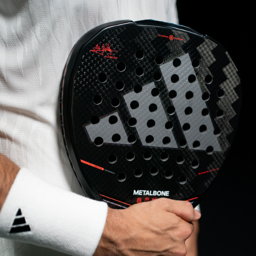 LOK Padel MAXX Hype Racket mit drei Padel B&auml;llen auf blauem Untergrund